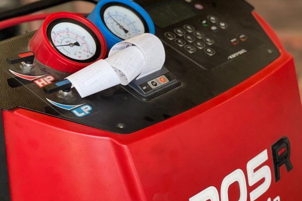 Dlaczego klimatyzacja dmucha ciepłym powietrzem po napełnieniu